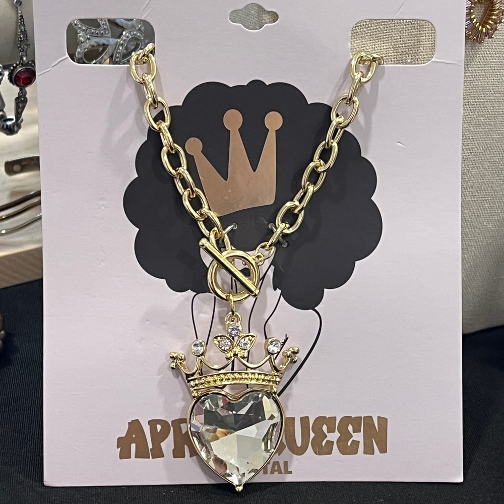 NWT Gold Tone Queen Crown Heart Pendant Toggle Necklace